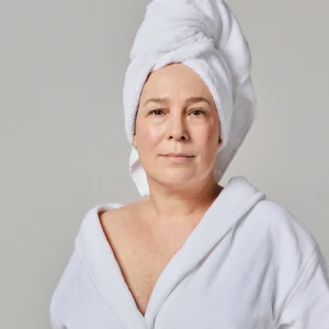 Thumbnail voor Heleen (54) gebruikt elke dag dertig beautyproducten: 'Als het licht gunstig is, zeg ik dat ik 28 ben'