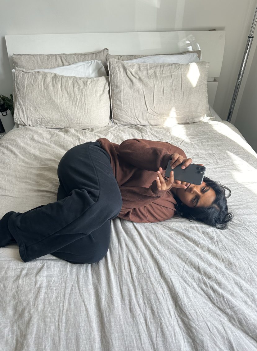 Meid op bed scrollen op telefoon