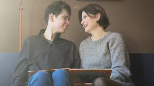 Thumbnail voor Carlijn is de mantelzorger van haar zoon Koen (21): 'Mopperkonten kunnen van hem leren'