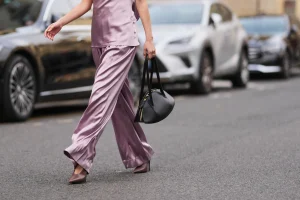 Thumbnail voor De gekleurde broek is weer helemaal terug (en dit zijn onze favoriete tinten)