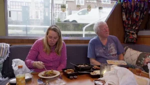 Thumbnail voor Jannie en Jelle Keuter uit 'Urk!' blij met nieuwe schoonzoon: 'Kind heeft een vader nodig'