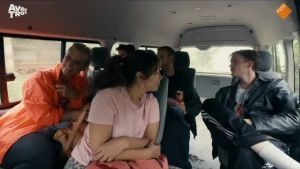 Thumbnail voor Kandidaten 'Wie is de Mol?' dansen in disco en vinden troeven: 'Ik ben gewoon te laat'