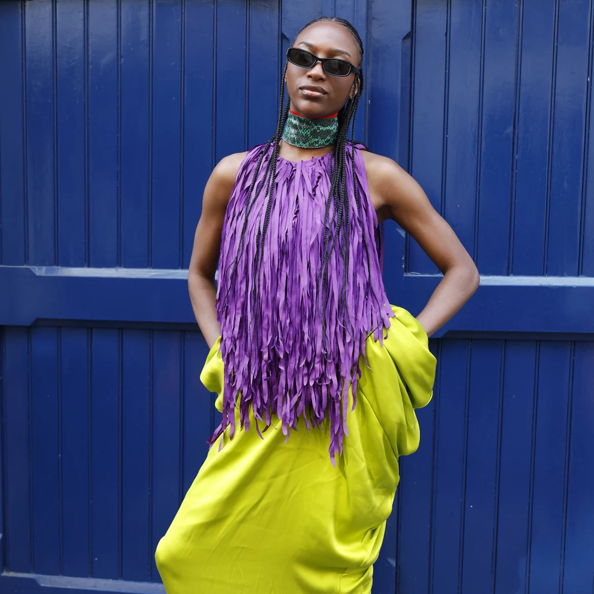 Vrouw op straat in kleuren voorjaar 2026