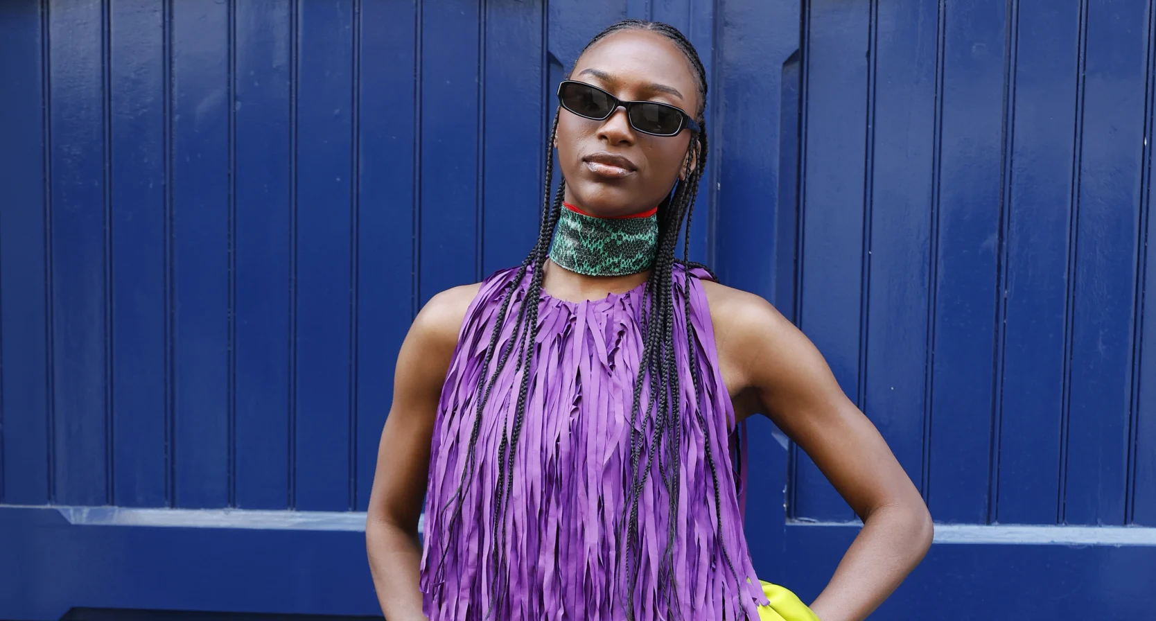 Vrouw op straat in kleuren voorjaar 2026