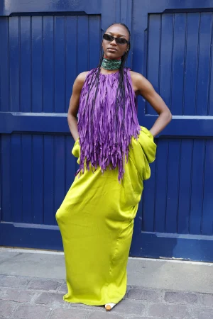 Vrouw op straat in kleuren voorjaar 2026