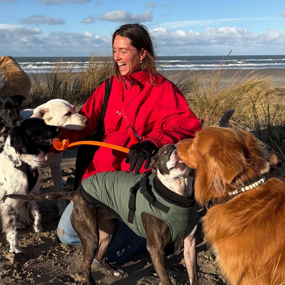 Babiche zegde haar baan op en begon een hondenuitlaatservice: 'Je kunt beter iets doen waar je écht blij van wordt'