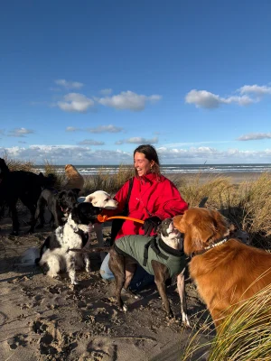 Thumbnail voor Babiche zegde haar baan op en begon een hondenuitlaatservice: 'Je kunt beter iets doen waar je écht blij van wordt'