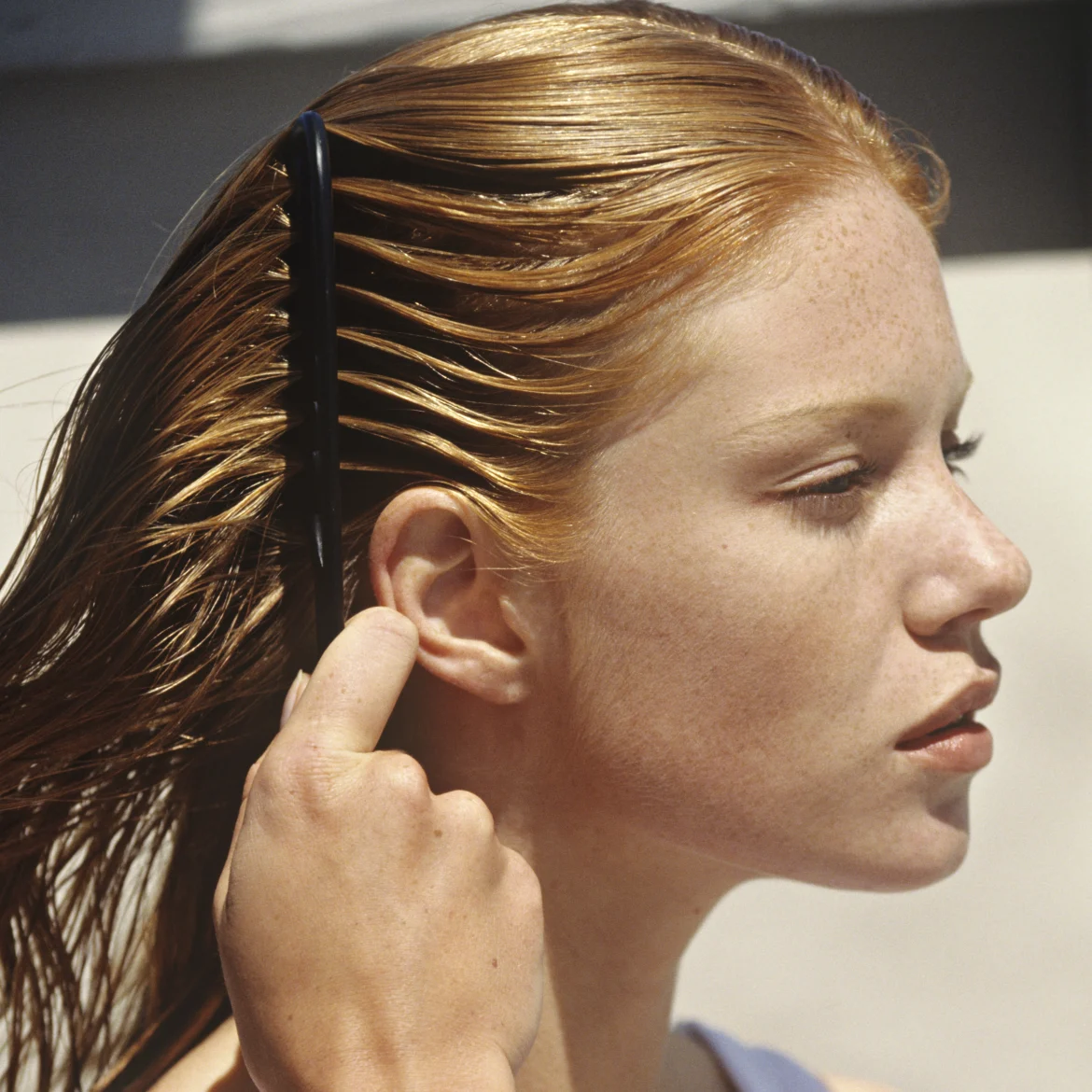 Vrouw kamt haar haar