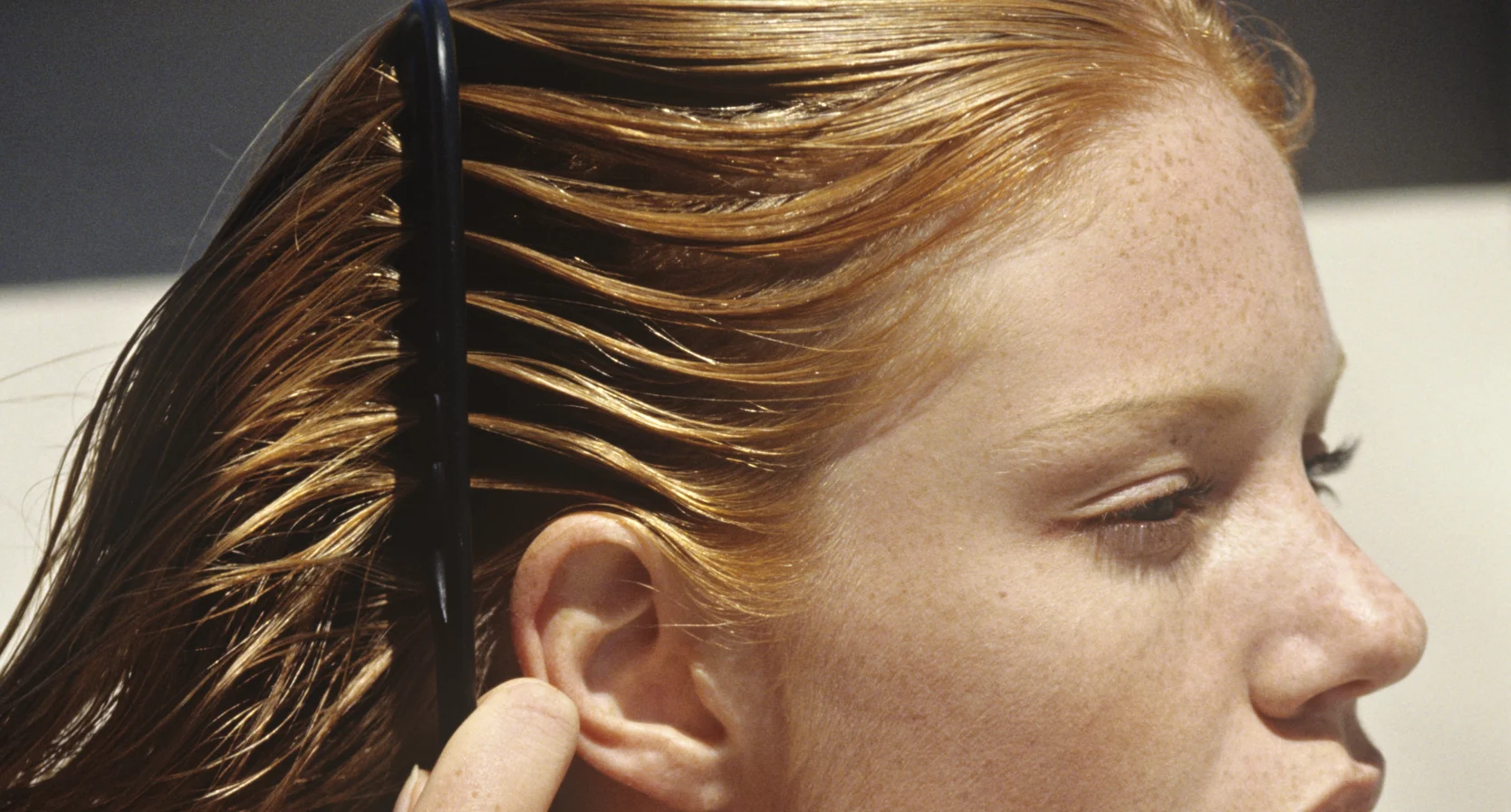 Vrouw kamt haar haar