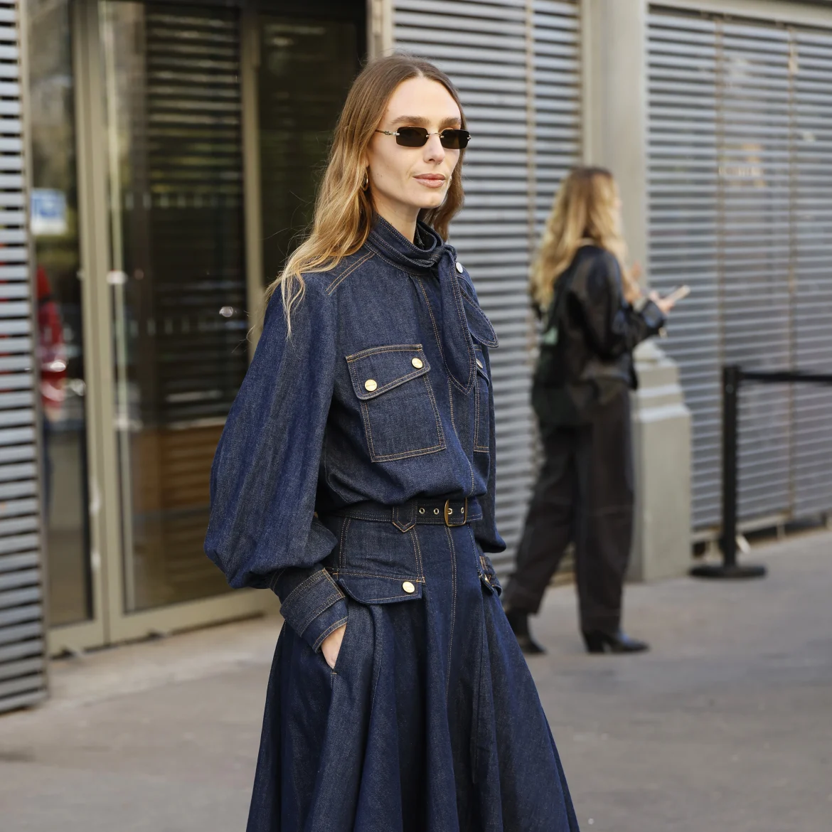 Vrouw in denim blouse