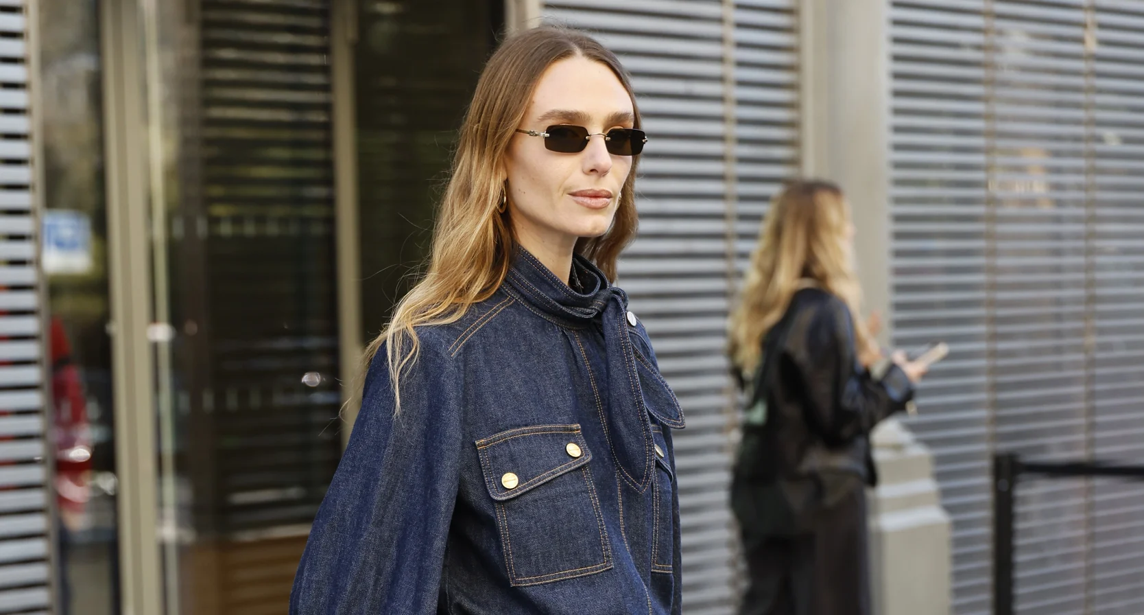 Vrouw in denim blouse