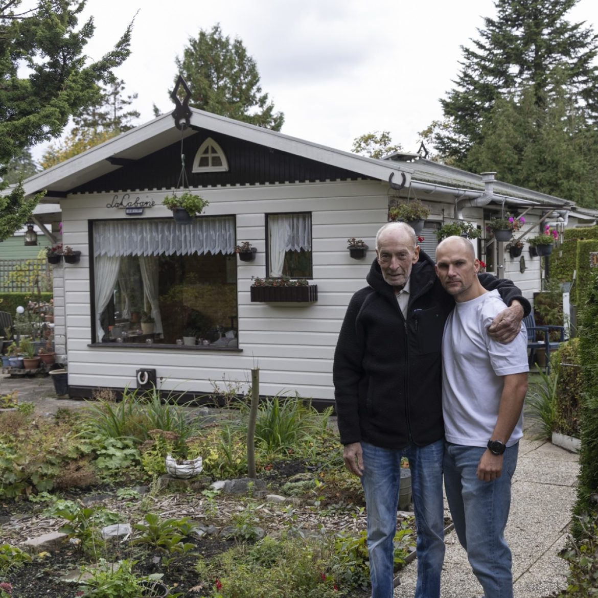 Ron met kleinzoon voor tuinhuisje