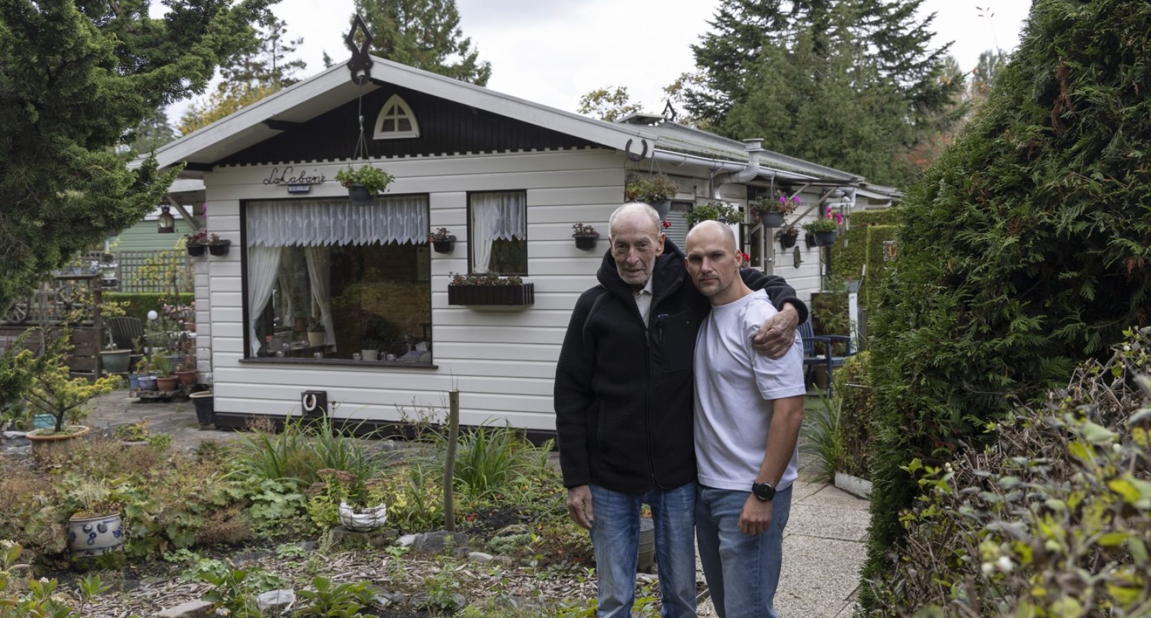 Ron met kleinzoon voor tuinhuisje