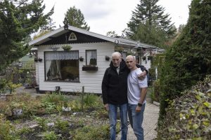 Thumbnail voor Nog één keer naar zijn Amsterdamse tuinhuisje: de laatste wens van de terminaal zieke opa Ron