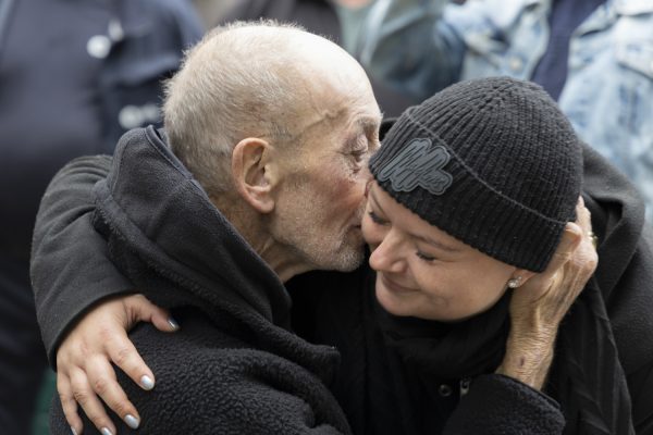 Ron met Mandy bij tuinhuisje