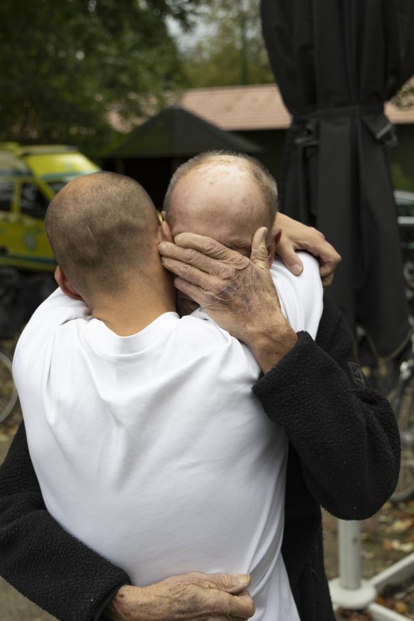 Ron met kleinzoon Wesley bij tuinhuisje