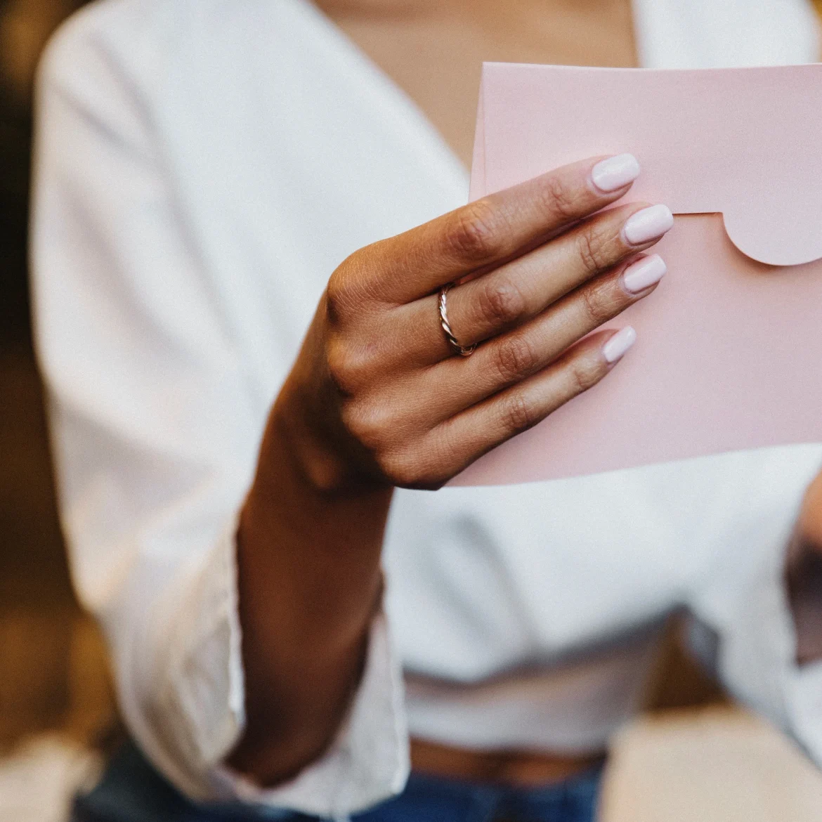 Verloofde verdwijnt, beeld van een vrouw met een kaart in haar handen