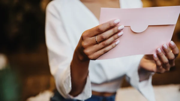 Verloofde verdwijnt, beeld van een vrouw met een kaart in haar handen
