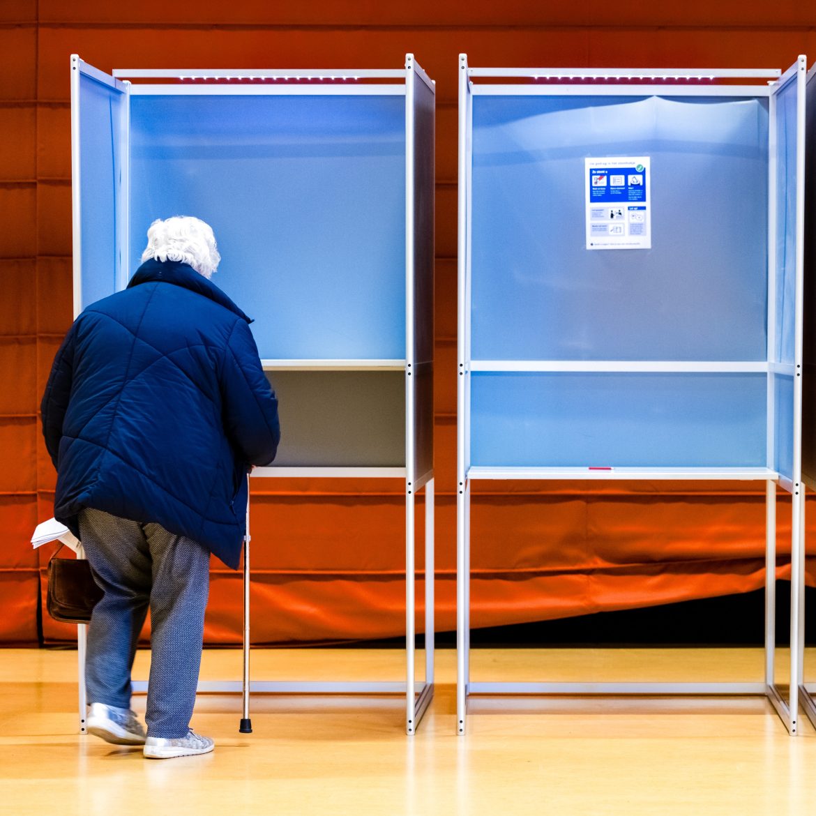 Bejaard echtpaar weggestuurd bij stembureau: man met Alzheimer mag niet geholpen worden