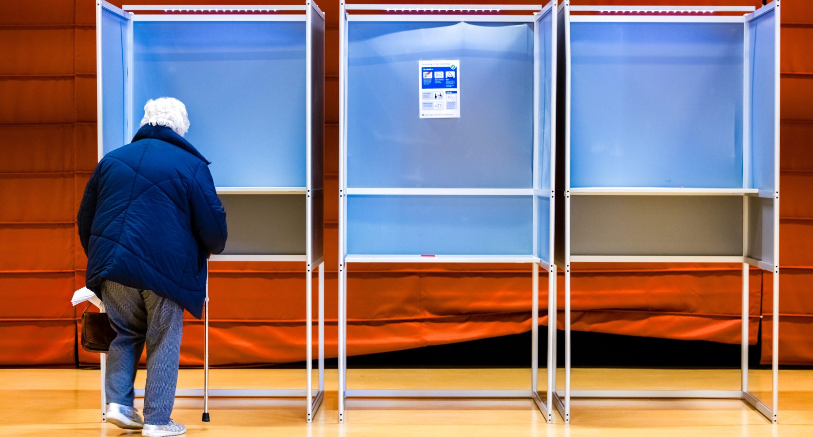 Bejaard echtpaar weggestuurd bij stembureau: man met Alzheimer mag niet geholpen worden