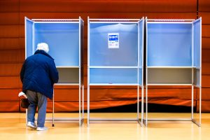 Bejaard echtpaar weggestuurd bij stembureau: man met Alzheimer mag niet geholpen worden