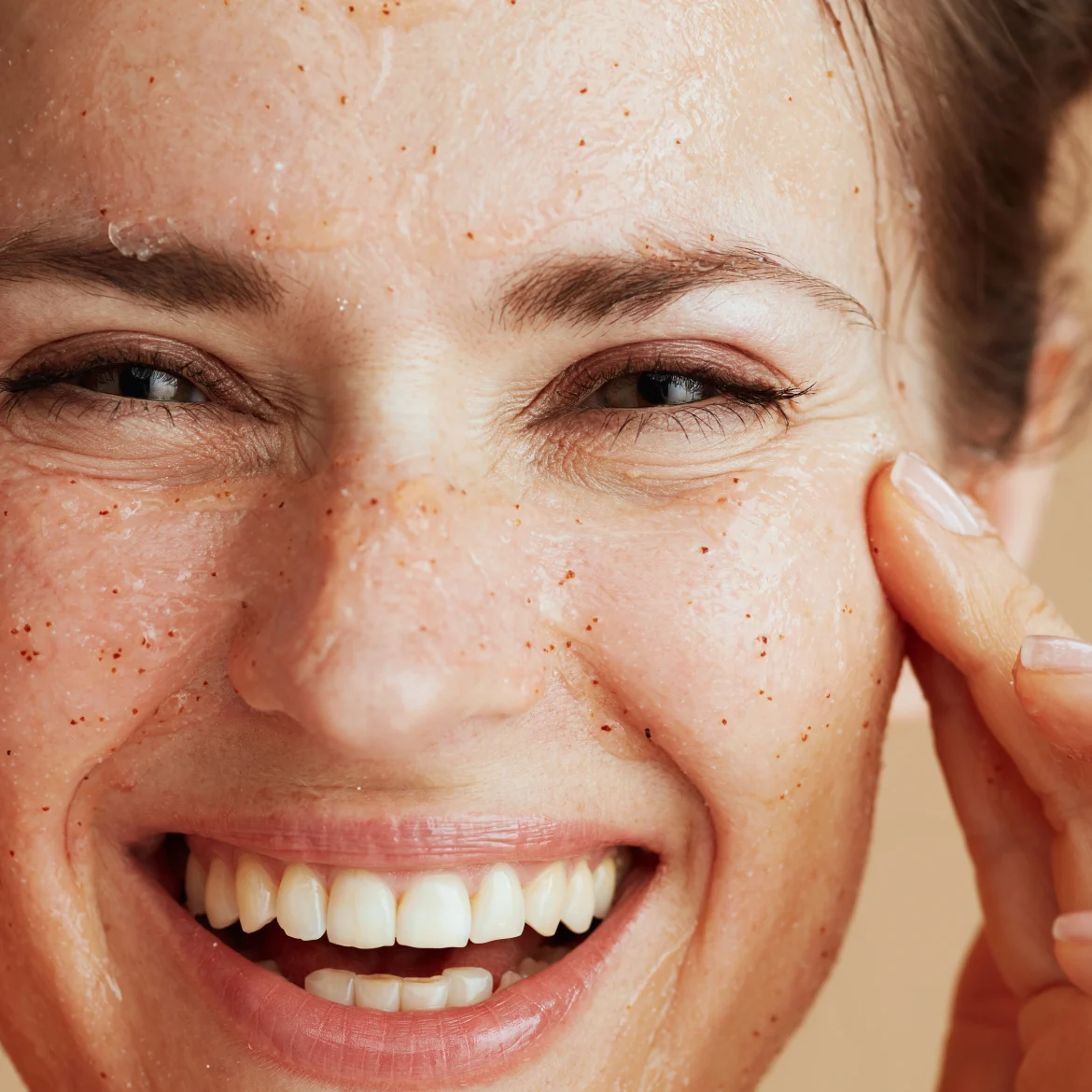 Vrouw met scrub op haar gezicht