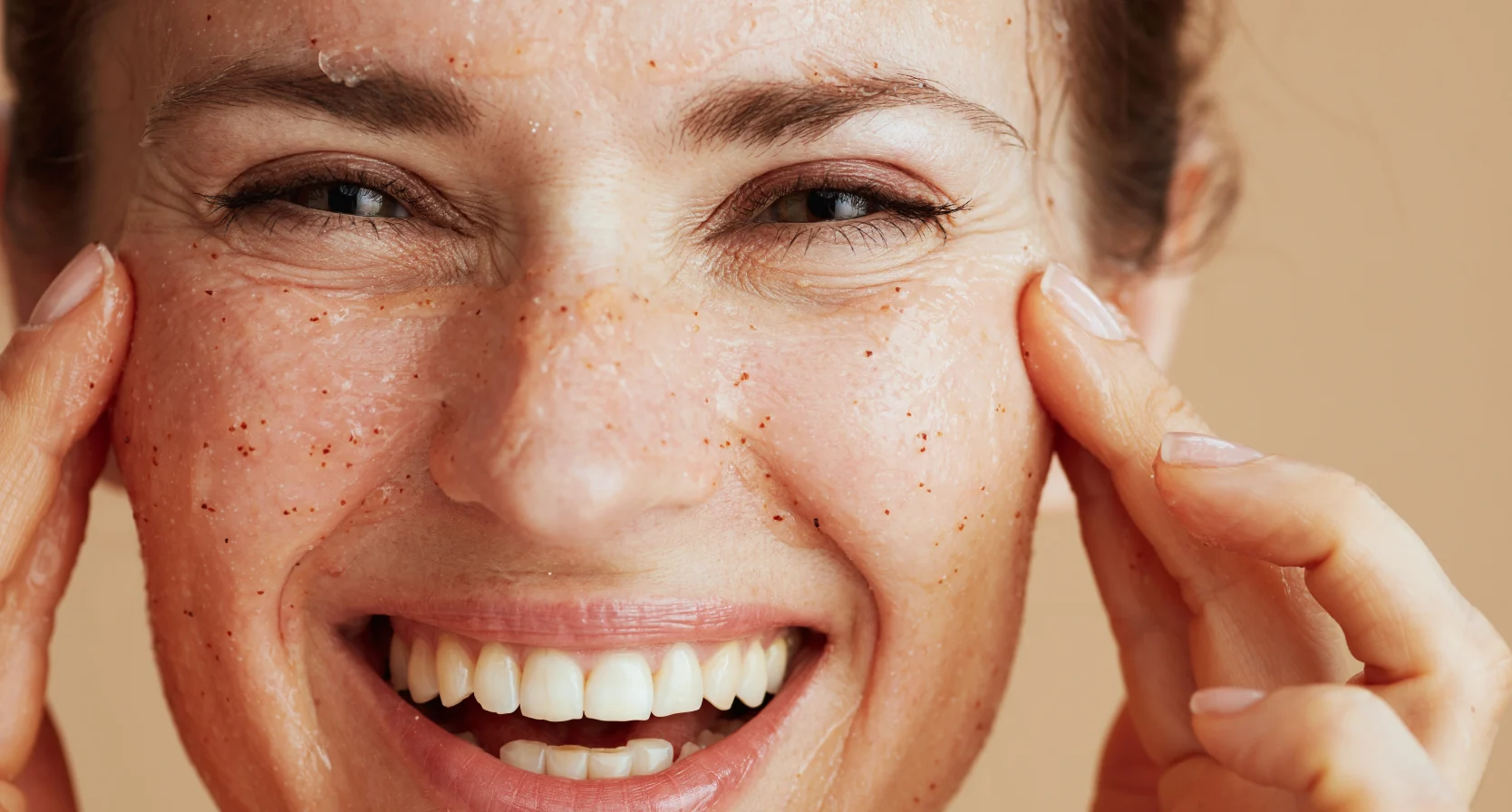 Vrouw met scrub op haar gezicht
