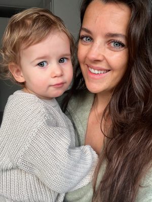 Thumbnail voor Beauty-expert Ellen Romeijn tipt de fijnste zonnebrandcrèmes voor kinderen