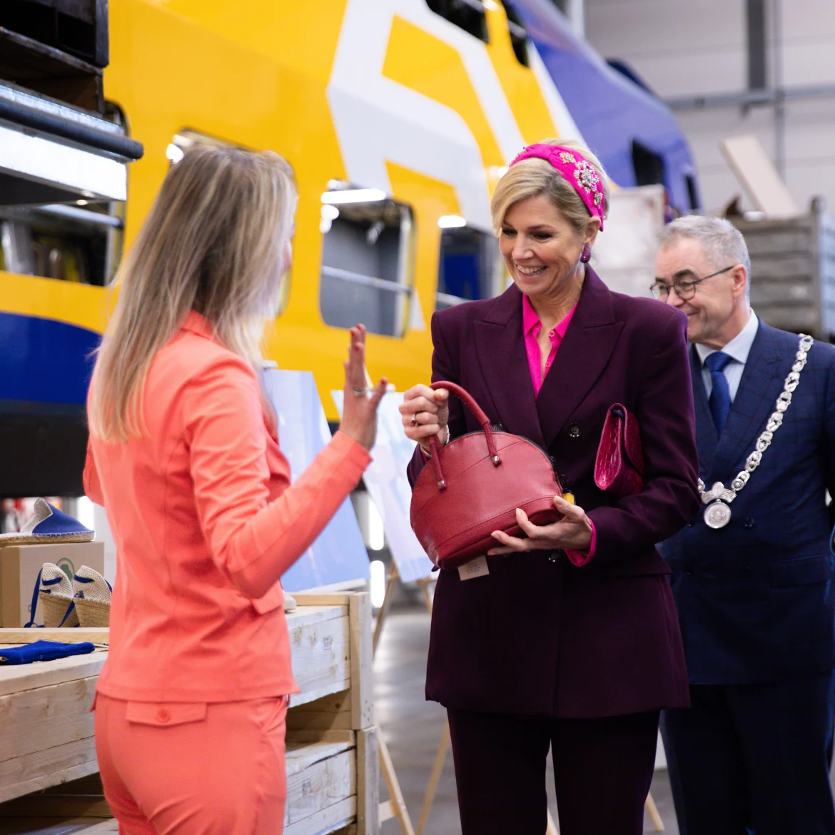 maxima tas, treinonderdeelm rode handtas, stof stoel