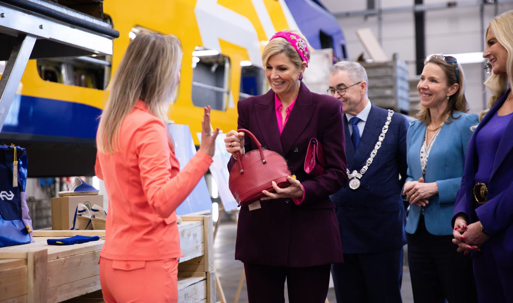 maxima tas, treinonderdeelm rode handtas, stof stoel