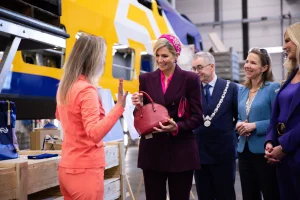 maxima tas, treinonderdeelm rode handtas, stof stoel