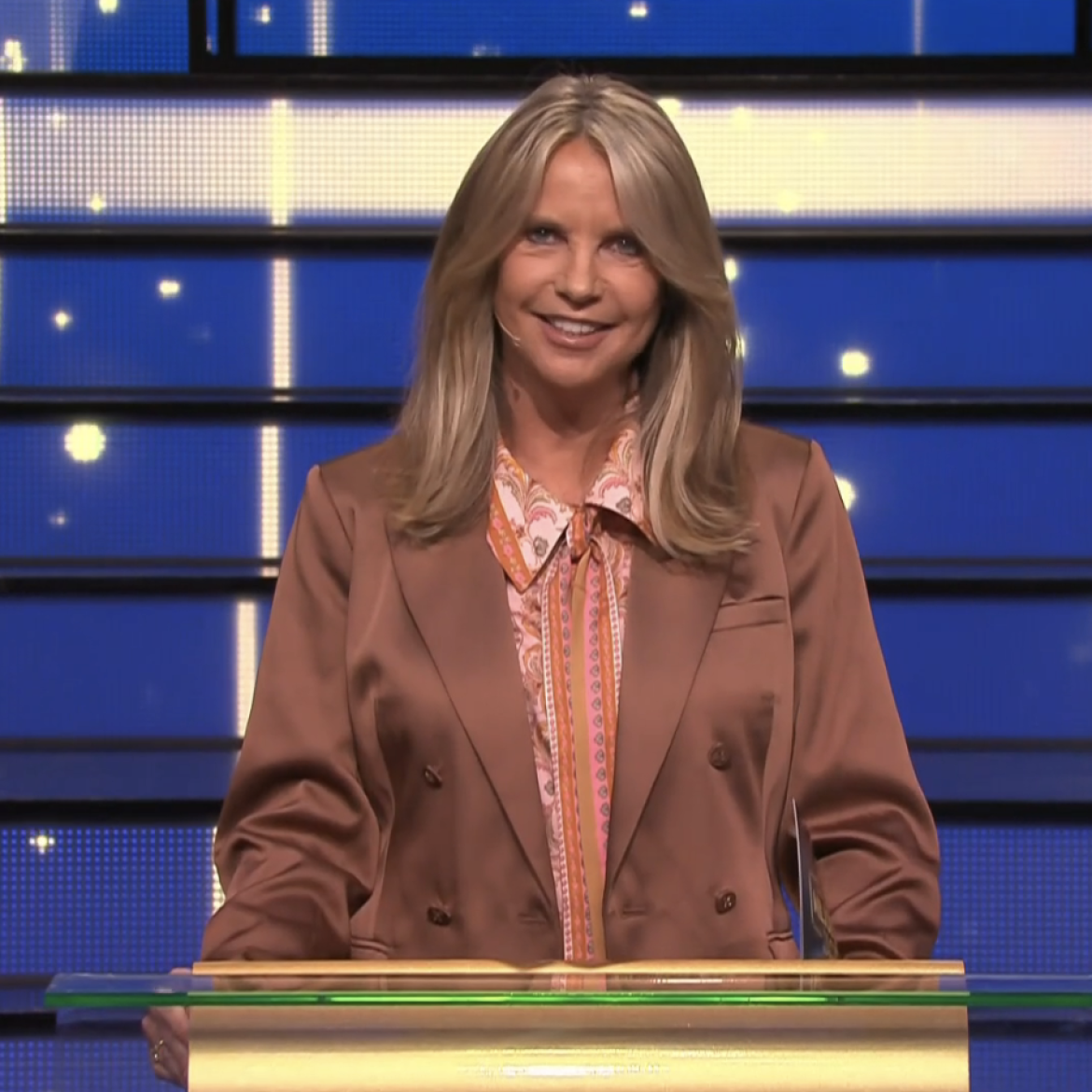 Déze betaalbare blouse droeg Linda de Mol tijdens de 3e aflevering van ‘Miljoenenjacht’