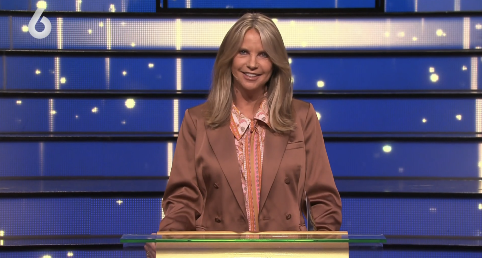 Déze betaalbare blouse droeg Linda de Mol tijdens de 3e aflevering van ‘Miljoenenjacht’