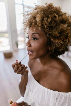 Thumbnail voor Deze make-uptruc geeft je in één beweging een gezonde kleur én verzorgde lippen