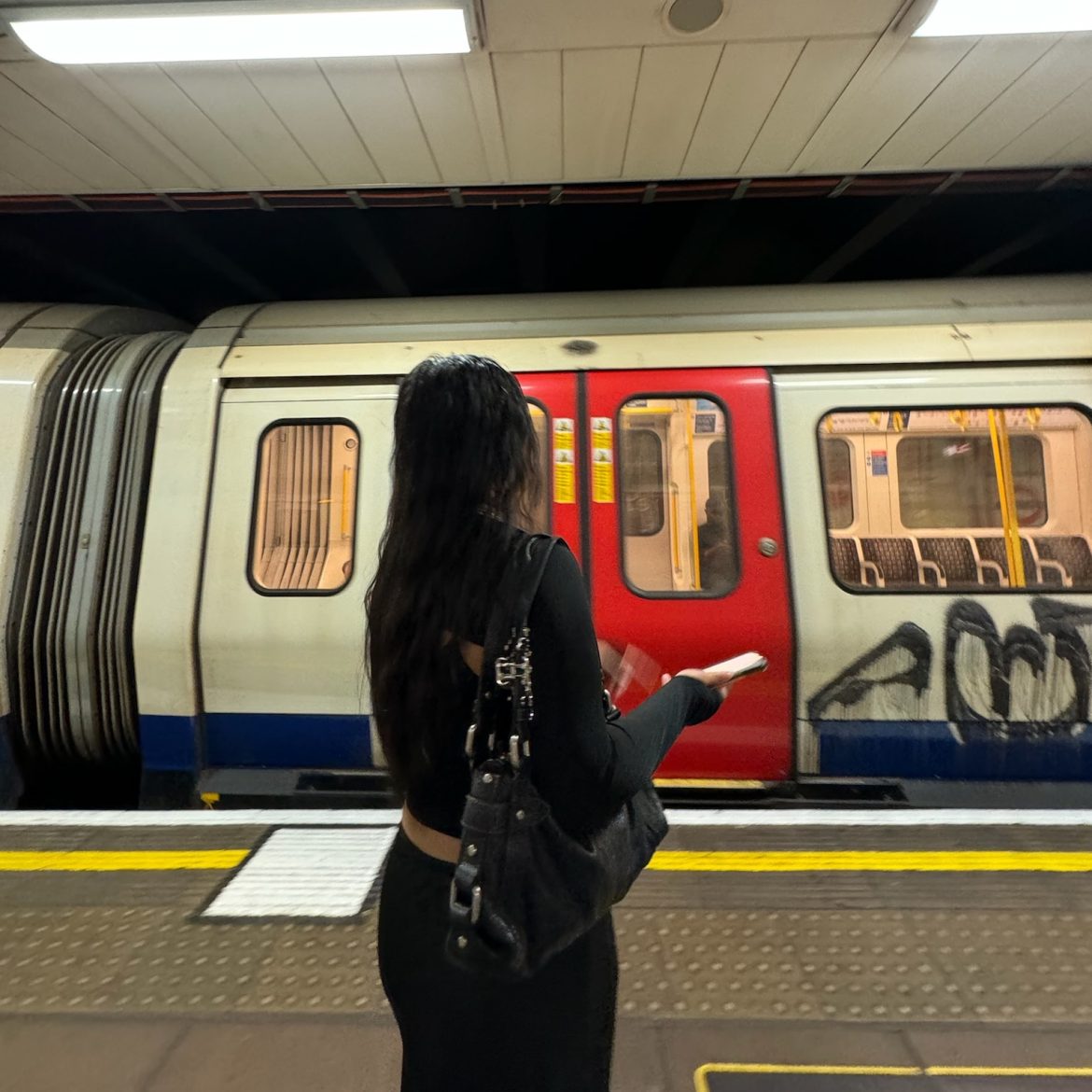 Meisje metro telefoon