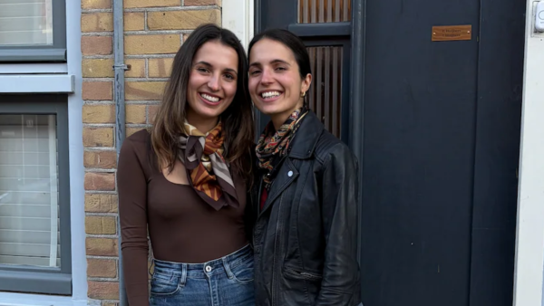 Zo gaat het nu met de tweeling uit Kopen Zonder Kijken: 'Het voelde in het begin als een Airbnb'