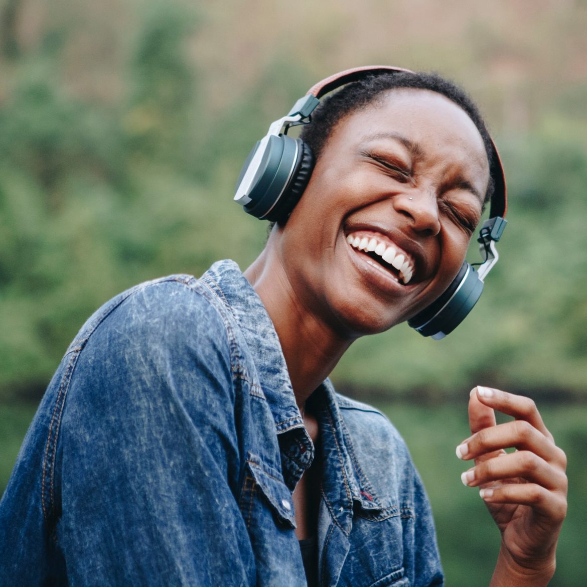 Vrouw luistert muziek op haar koptelefoon
