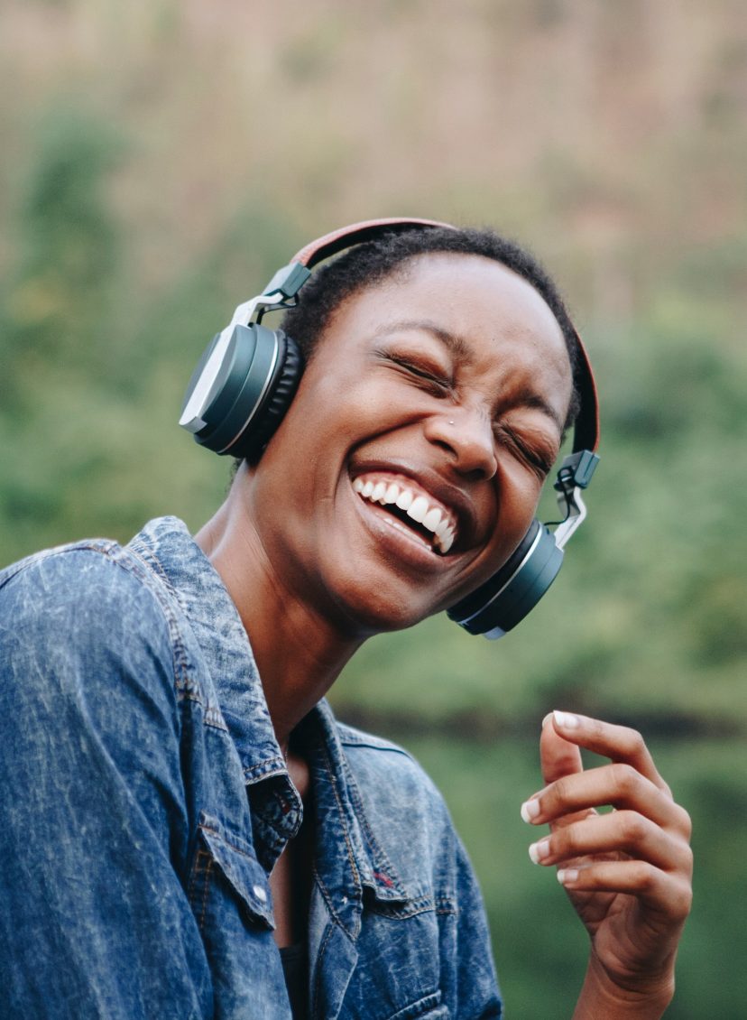 Vrouw luistert muziek op haar koptelefoon