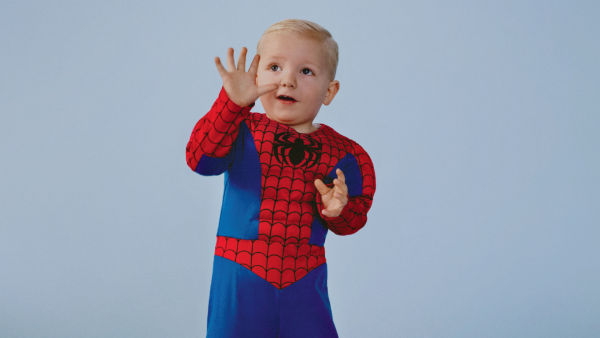 Daaf (2) loopt 24/7 in zijn Spider-Manpak: 'Zodra ik naar de sluiting grijp, wringt hij zich uit mijn handen.'