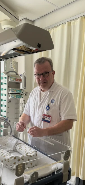 Thumbnail voor In ouder-kindkamers kunnen ouders in het WKZ bij hun zieke baby slapen: 'Rust helpt het herstel'