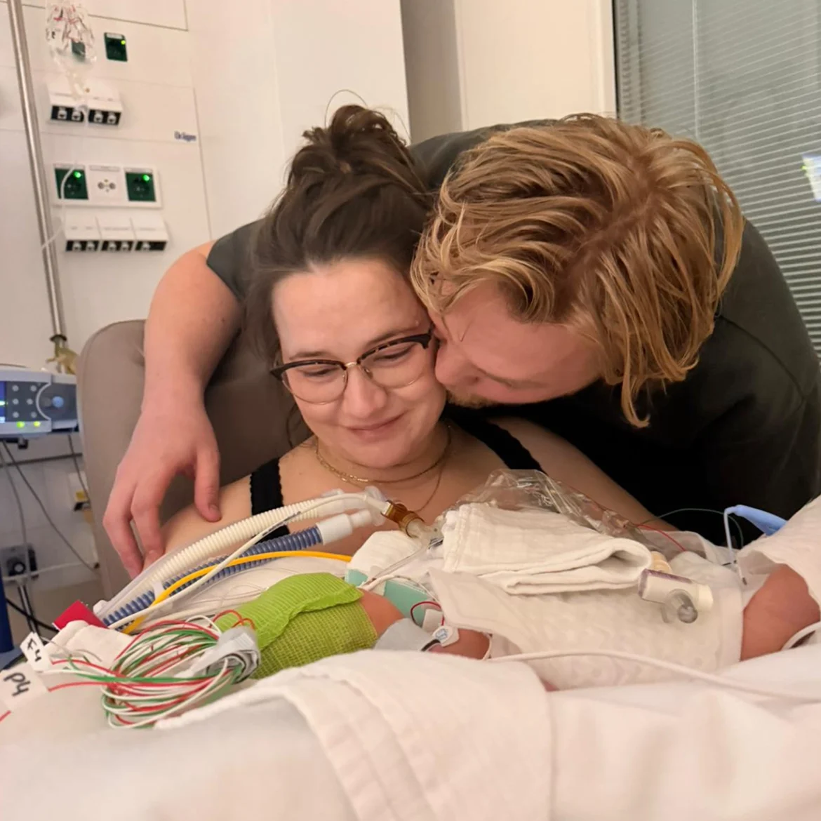 Barbara Sloesen en Joost Hofman met hun zoon Shaffy in het ziekenhuis