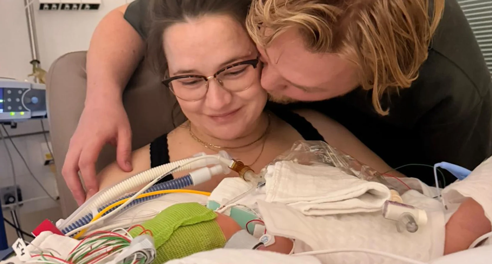 Barbara Sloesen en Joost Hofman met hun zoon Shaffy in het ziekenhuis