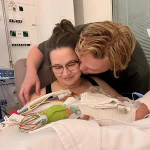 Thumbnail voor Barbara Sloesen over zware bevalling en ic-opname van zoon Shaffy: ‘Hij lag één seconde op mijn borst, blauw en slap’