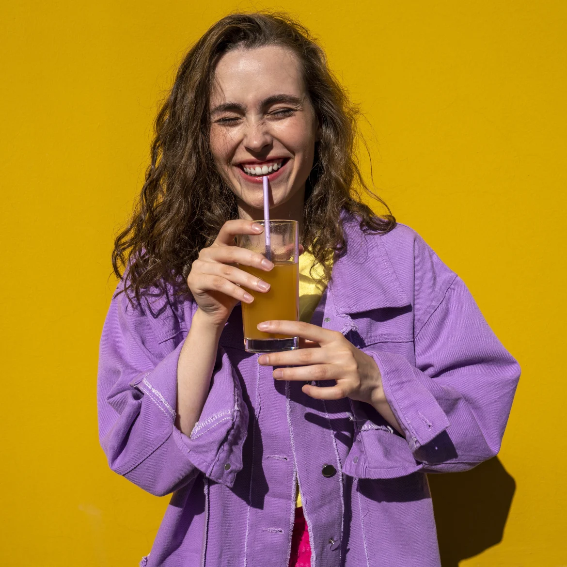Vrouw is door een rietje aan het drinken