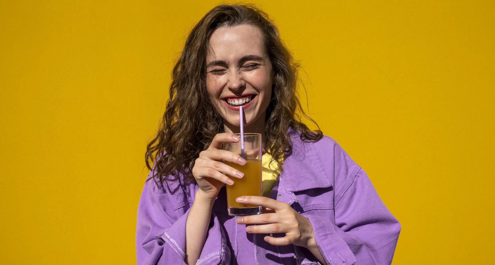 Vrouw is door een rietje aan het drinken
