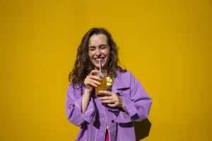 Vrouw is door een rietje aan het drinken