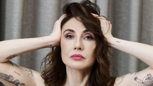 Thumbnail voor De grootste miskoop van Carice van Houten? Een metershoge opblaasbare pop