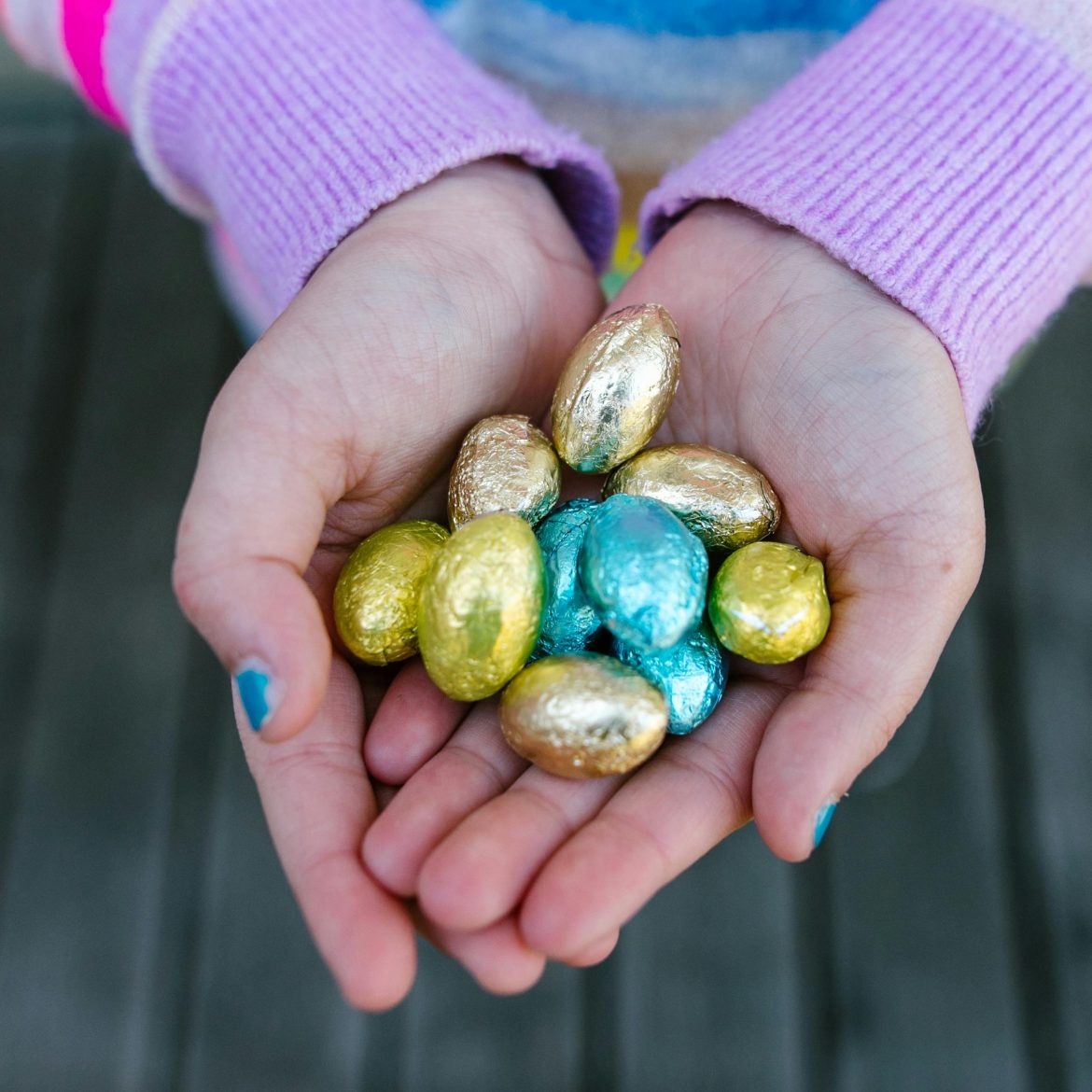 Hand met paaseitjes