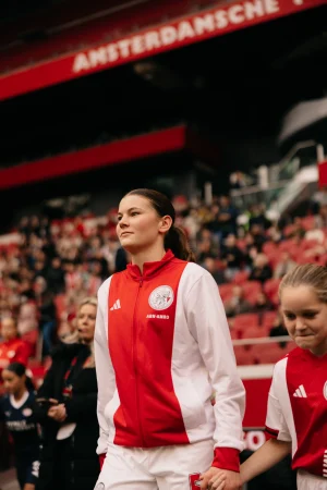 Thumbnail voor Renee (19) is profvoetballer bij Ajax: 'Ik vergelijk me niet met anderen, wel met mezelf uit het verleden'