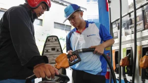 Thumbnail voor Lange rijen voor tankstations en gesloten scholen: energiecrisis treft Azië hard - en dit merk je in Nederland